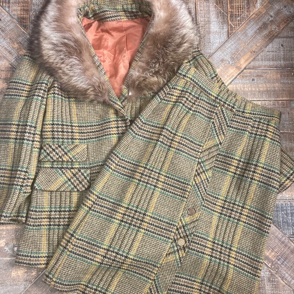 Stunning vintage 3-piece wool plaid suit. Fur collar accents blazer.